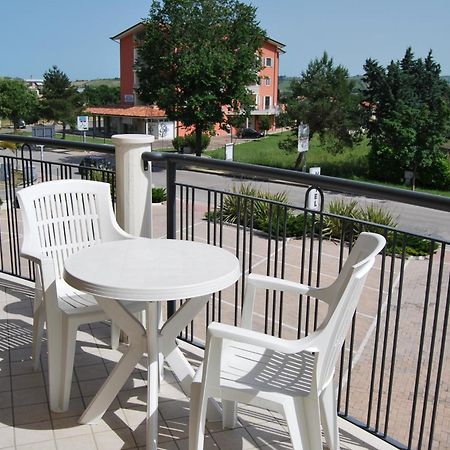 Eu Ropa Hotel Nereto Экстерьер фото