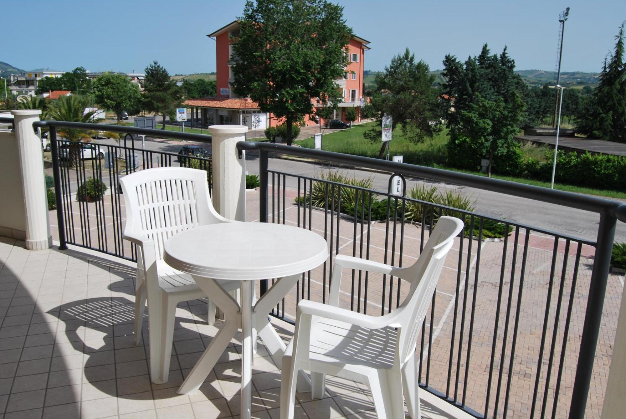 Eu Ropa Hotel Nereto Экстерьер фото