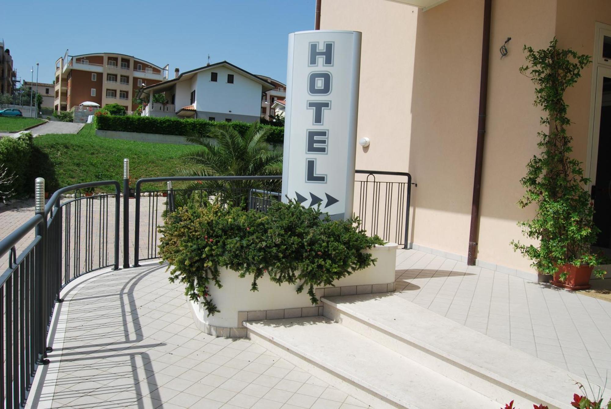 Eu Ropa Hotel Nereto Экстерьер фото